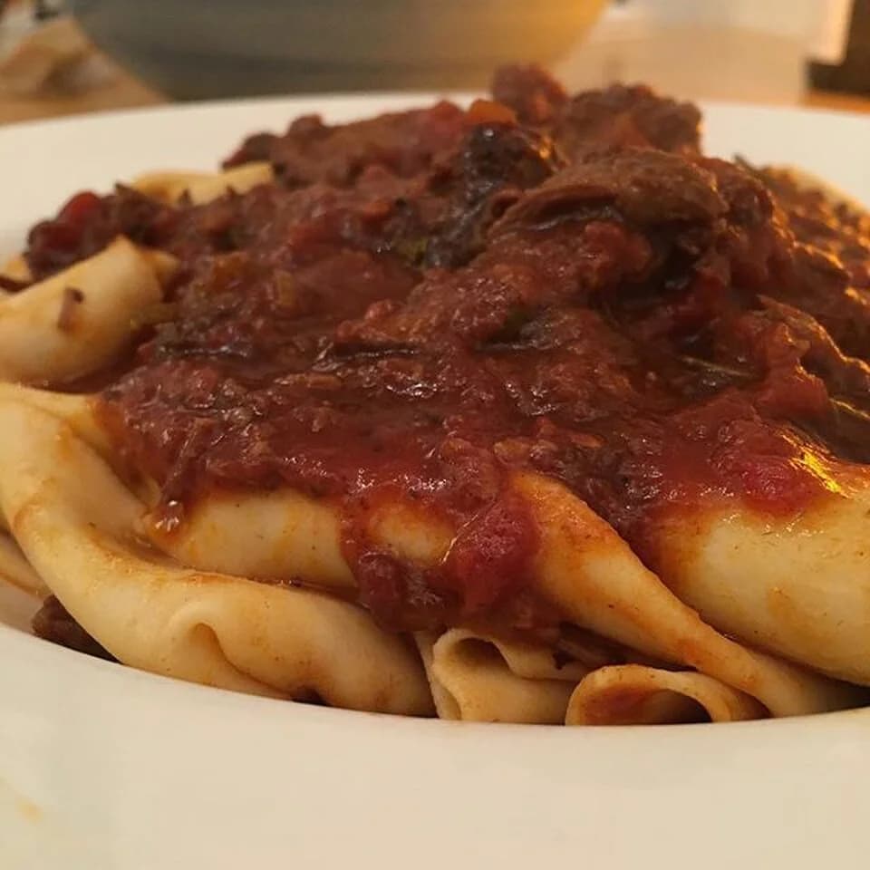 Un piatto di pasta al ragù napoletano