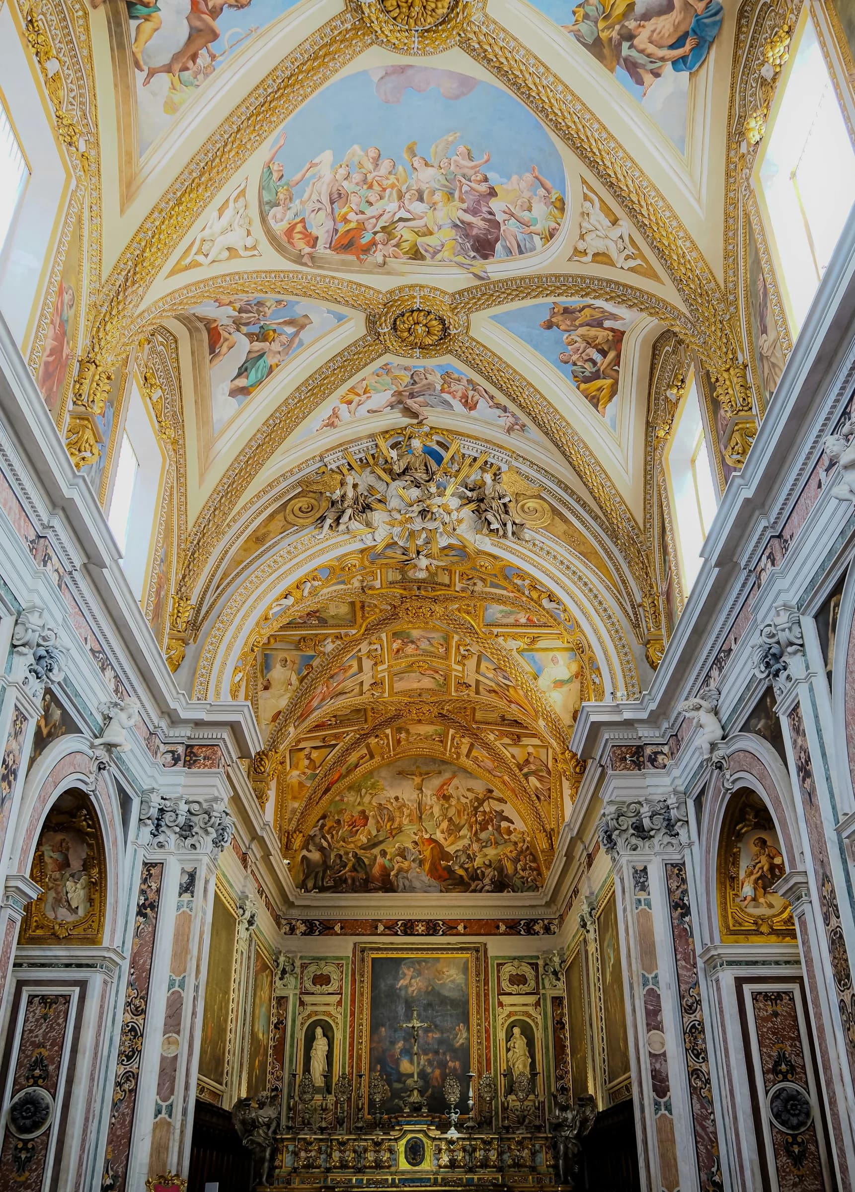 Un chiostro nel centro storico di Napoli