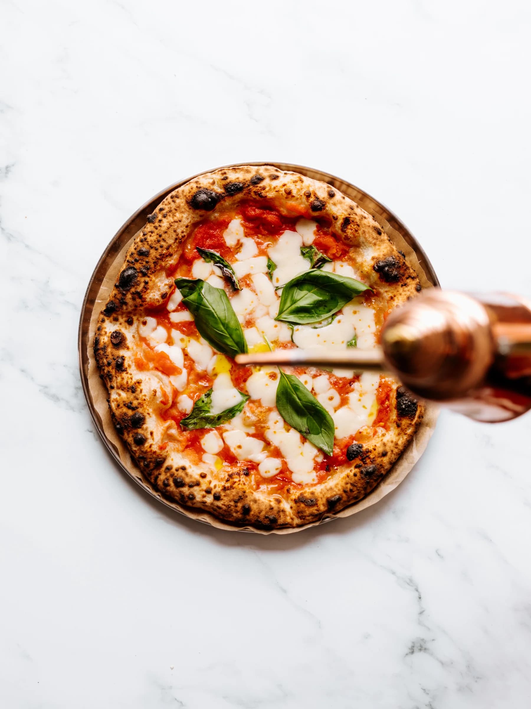 Pizza margherita ripresa dall'alto