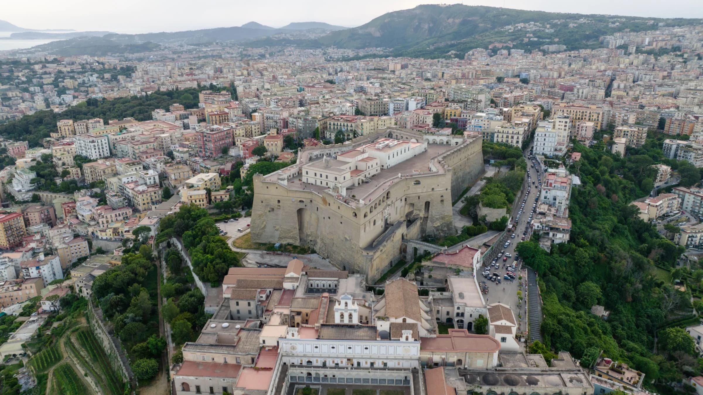 Sfondo con Castel Sant'Elmo