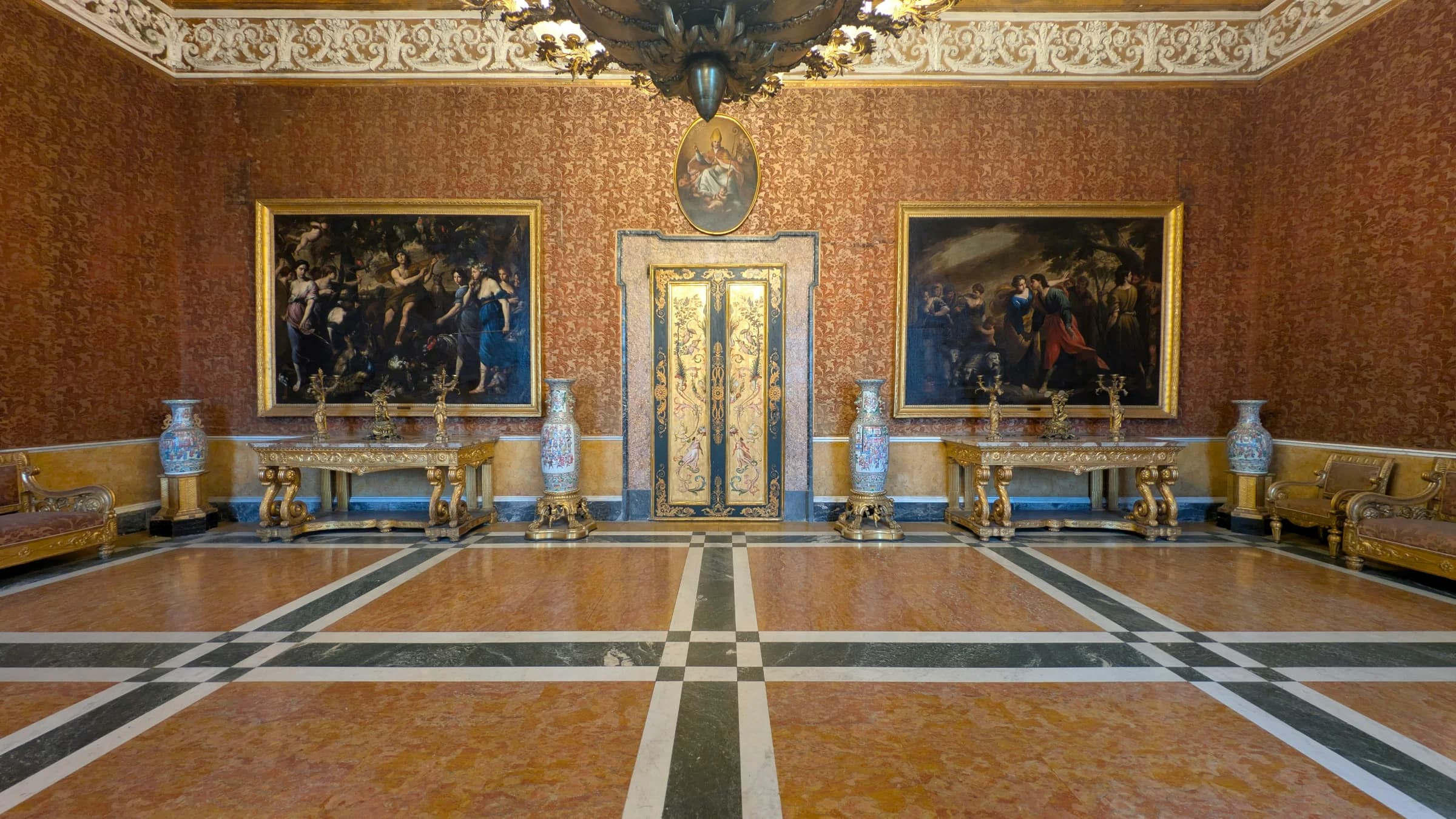 L'interno di un grande museo di Napoli