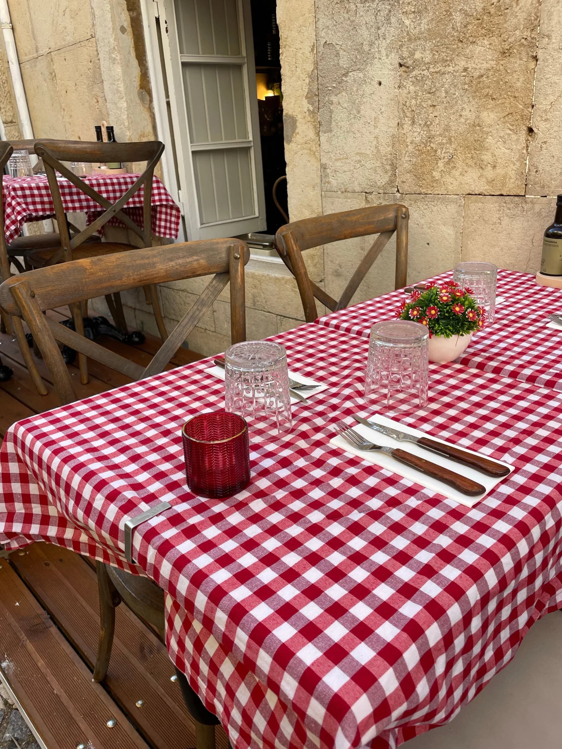 Una tavola apparecchiata in una trattoria napoletana